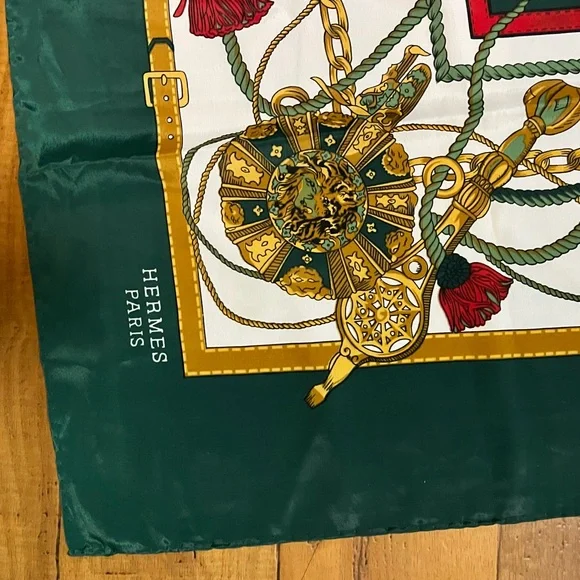 Larga bandana with print 100% sets-silk in color green red white and gold